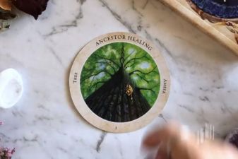 Crystal Medicine Oracle Review by Shuffle Tarot